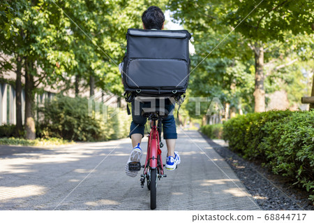 從事兼職送餐的男人 從事兼職送餐的男人 68844717