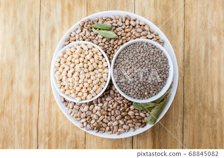 beans, chickpeas and lentils in bowls beans, chickpeas and lentils in bowls 68845082