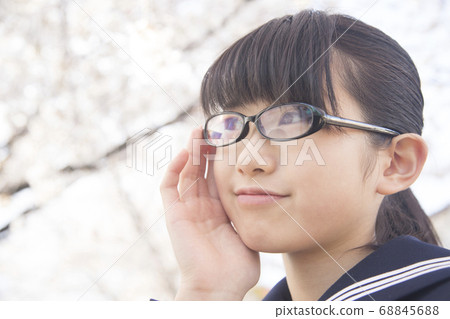 戴著眼鏡的女孩初中學生 68845688
