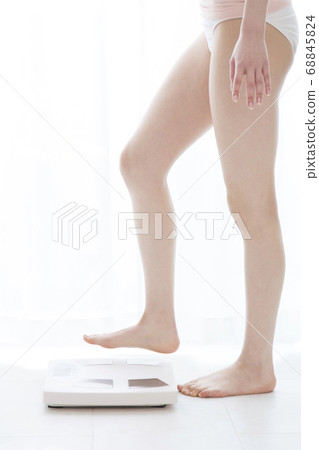 Woman's feet on the scale 68845824