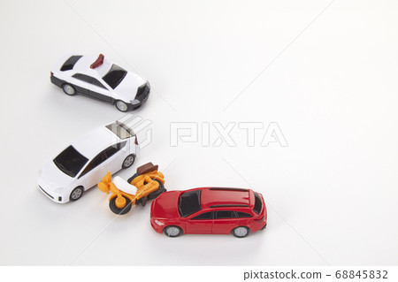 多次事故2輛汽車和一輛摩托車 多次事故2輛汽車和一輛摩托車 68845832