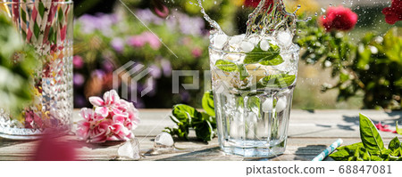 Splash of lemonade 68847081