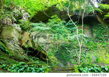Fresh green Mihashi Kannon [Sasebo City, Nagasaki Prefecture] 68847199