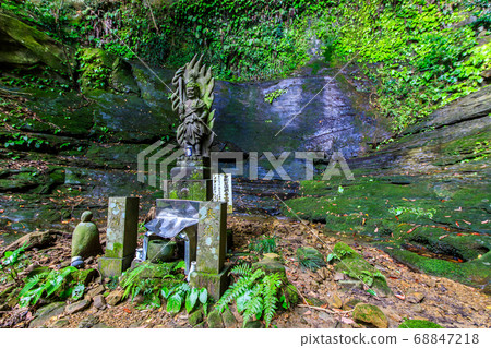 Fresh green Mihashi Kannon [Sasebo City, Nagasaki Prefecture] 68847218
