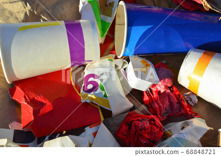 People throw coffee cups on snow. People throw coffee cups on snow. 68848721