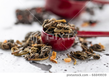 Closeup on measure spoons with leave tea Closeup on measure spoons with leave tea 68849939