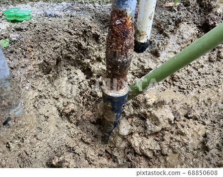Corroded water pipe 68850608