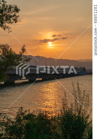 拍攝滋賀縣琵琶湖的琵琶湖大橋照片 拍攝滋賀縣琵琶湖的琵琶湖大橋照片 68851281