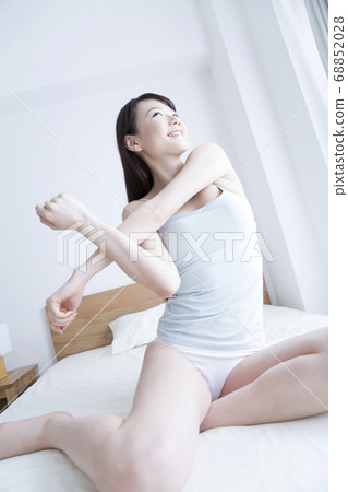 婦女在床上伸展 68852028