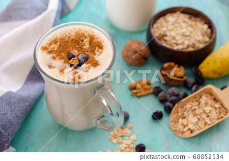 Oatmeal porridge with blueberries and almonds. 68852134