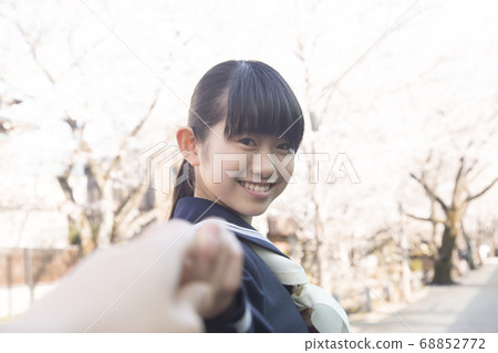 女初中學生帶著微笑轉過身 68852772