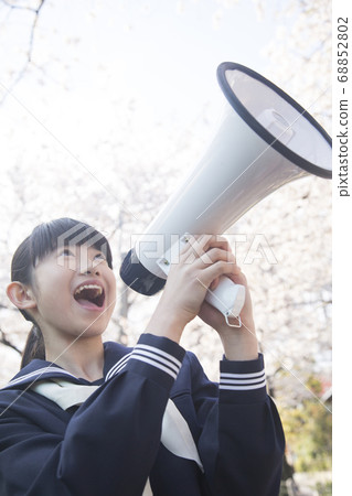 用擴音器歡呼的初中女學生 用擴音器歡呼的初中女學生 68852802