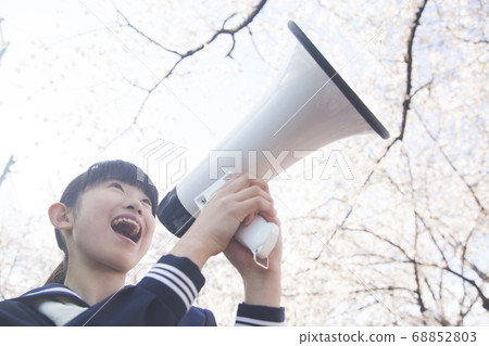 用擴音器歡呼的初中女學生 68852803