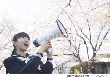 用擴音器歡呼的初中女學生 用擴音器歡呼的初中女學生 68852804