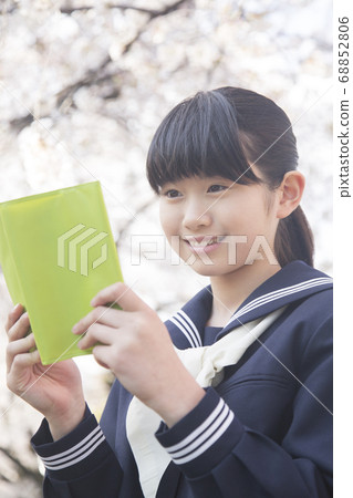 女初中學生讀書 68852806