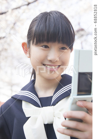 初中女孩看著手機郵件 68852818