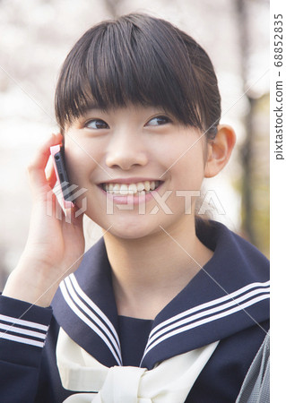 初中女生打個電話 68852835