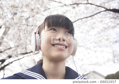女初中學生用耳機聽音樂 68852857