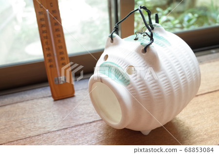 Mosquito catching pig, thermometer and window Mosquito catching pig, thermometer and window 68853084