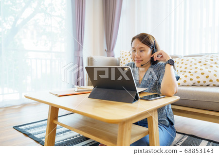 Asian woman aged 30-35 years using tablet, Asian woman aged 30-35 years using tablet, 68853143