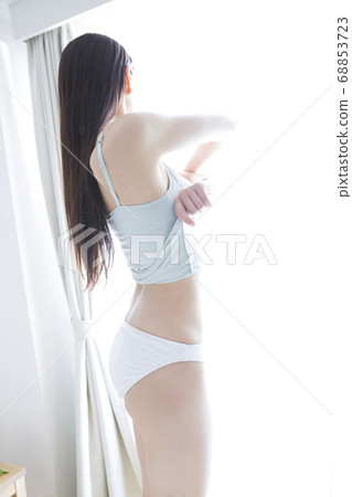 女人換衣服 68853723