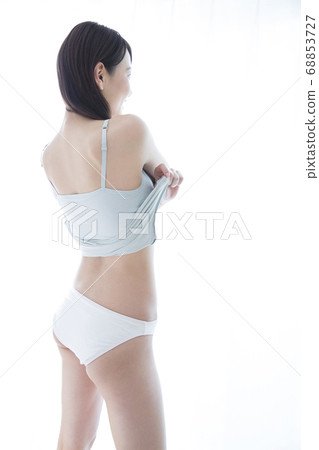 女人換衣服 68853727