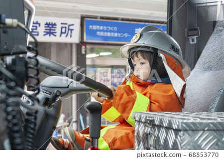 A child who is a firefighter cosplay (work experience) A child who is a firefighter cosplay (work experience) 68853770