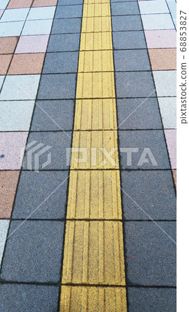 帶塊的風景區，用於在人行道上引導視力障礙的人 68853827