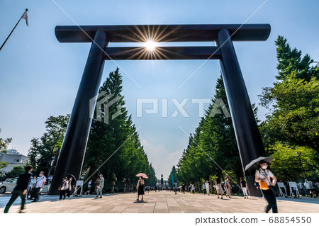 Tokyo Cityscape in Japan: People visiting Yasukuni Shrine in the heat of Corona and the heat of the sea = August 15 "End of the war" 68854550