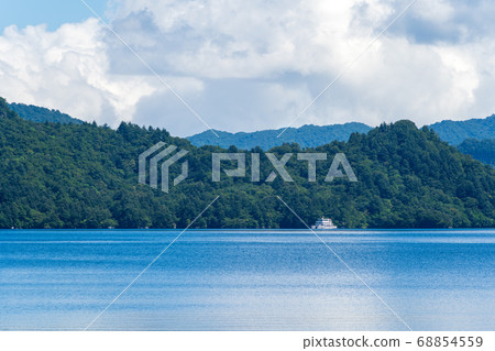 十和田湖和夏季青森縣十和田市的藍天 68854559