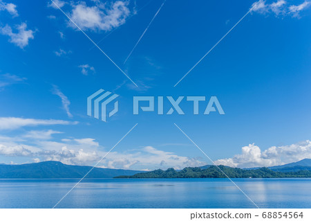 十和田湖和夏季青森縣十和田市的藍天 68854564