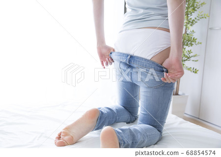女人穿牛仔長褲 68854574