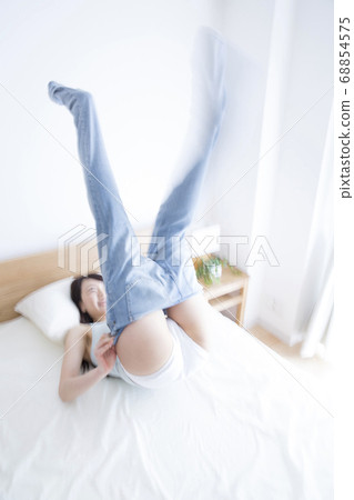 女人穿牛仔長褲 68854575