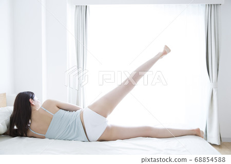女人在床上鍛煉 68854588