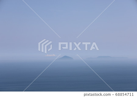 在大海前看到的伊豆群島的陰影 68854711