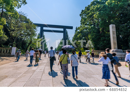Tokyo Cityscape in Japan: People visiting Yasukuni Shrine in the heat of Corona and the heat of the sea = August 15 "End of the war" 68854832