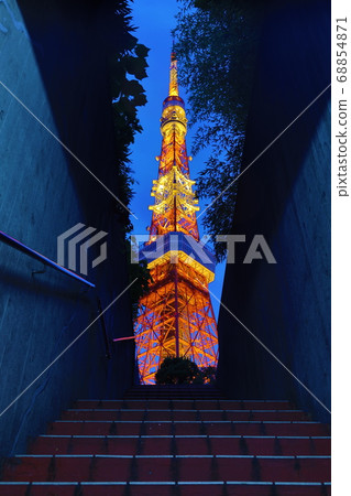 Illuminated Tokyo Tower seen from the steps of the Blue Hour parking lot 68854871
