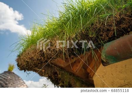 雨水天溝滴下雨水 68855118
