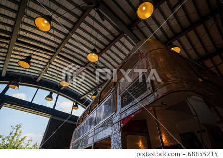 倉庫與古董巴士 68855215