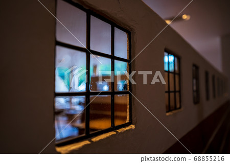 咖啡館經常見到的時尚室內窗戶 68855216