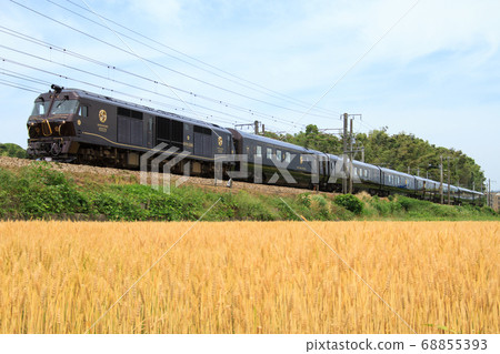 Wheat field and cruise train "Nana Star" (JR Kyushu) Wheat field and cruise train "Nana Star" (JR Kyushu) 68855393