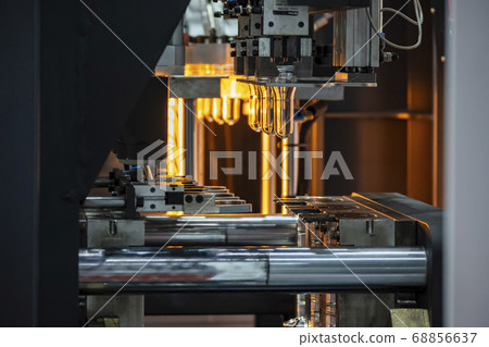 The operation of PET bottle processing . The operation of PET bottle processing . 68856637