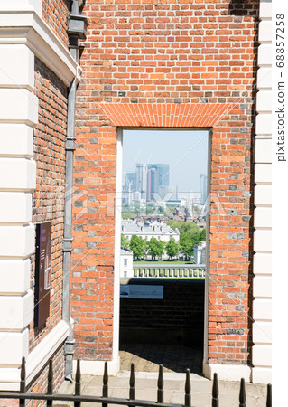 從倫敦格林威治天文台的紅磚建築中看到的倫敦現代摩天大樓 68857258