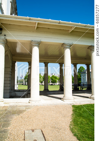 在倫敦格林威治公園(London Greenwich Park)上,一座歷史悠久的白牆石建築,大通道襯砌著石柱 在倫敦格林威治公園(London Greenwich Park)上,一座歷史悠久的白牆石建築,大通道襯砌著石柱 68857277