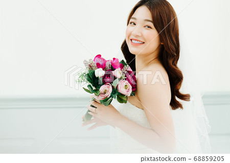 Happy Bride 68859205