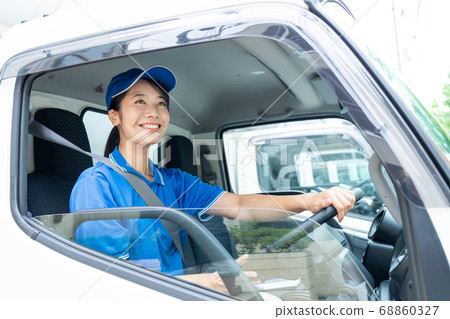 年輕的女司機，駕駛一輛卡車 68860327