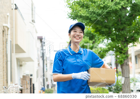 快遞年輕女司機送行李 68860330