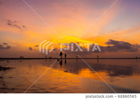 Burning bright sky during sunset on a tropical Burning bright sky during sunset on a tropical 68860565