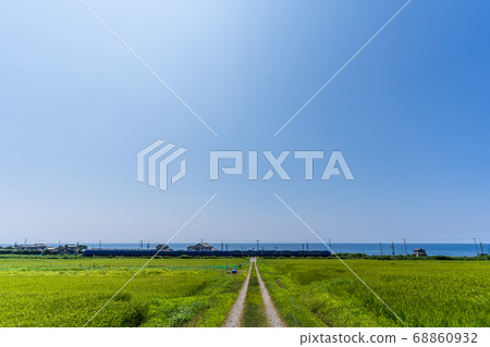 Limited Express Inaho on the Uetsu Line that runs along the coast Murakami City, Niigata Prefecture Limited Express Inaho on the Uetsu Line that runs along the coast Murakami City, Niigata Prefecture 68860932