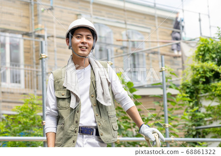 在建築工地工作的年輕男工 68861322